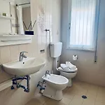 Casa Relax Con Parcheggio E Jacuzzi , Vicino Al Mare E Al Centro Apartment *