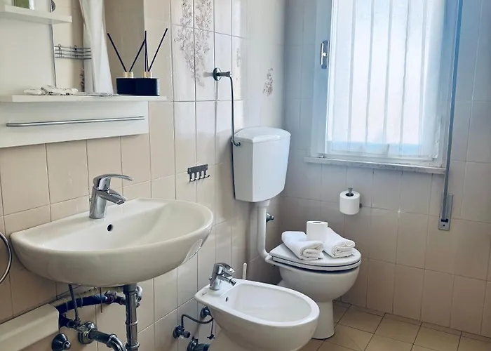 Casa Relax Con Parcheggio E Jacuzzi , Vicino Al Mare E Al Centro Apartment *